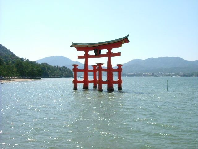 海に浮かぶ大鳥居