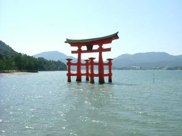 海に浮かぶ大鳥居