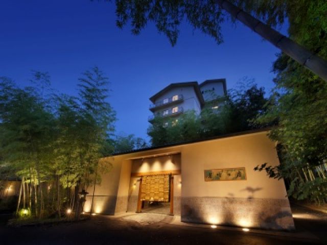 旅館は駅から徒歩10分ほどと立地◎