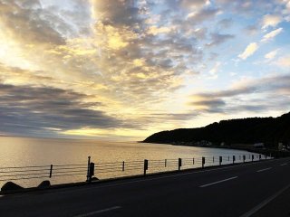 【日曜・祝日休みで日中通しシフトの安定稼働♪】水産物加工場での軽作業のお仕事！