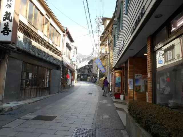 湯田中駅まで行くとコンビニやドラッグストアがあります！
温泉で癒されるのもいいですね～！