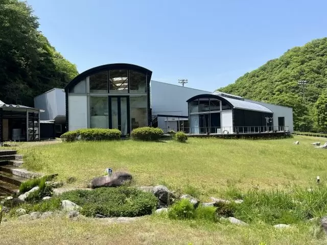 箱根の広大な自然の中にたたずむ美術館です。