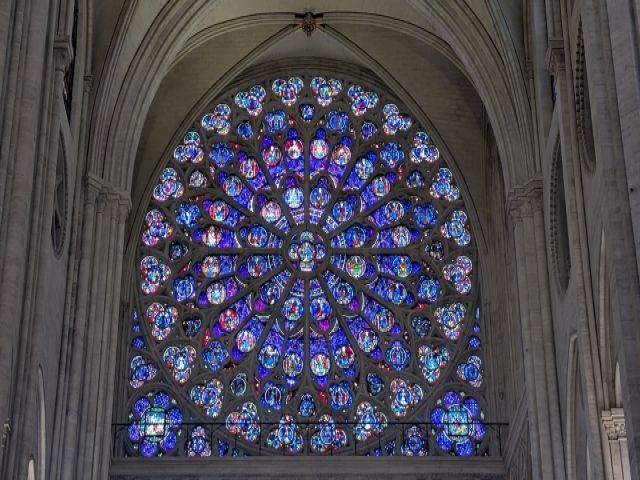 箱根の広大な自然の中にたたずむ美術館です。