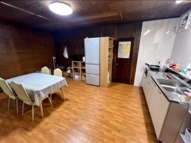 綺麗な寮です！女子寮はシャワー室が２つあります！