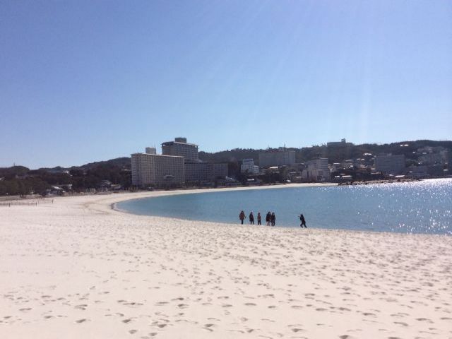 白良浜海水浴には真っ白な白砂が広がります。