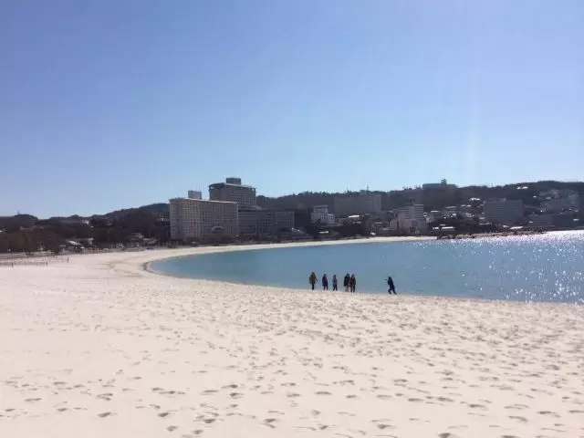 白良浜海水浴には真っ白な白砂が広がります。