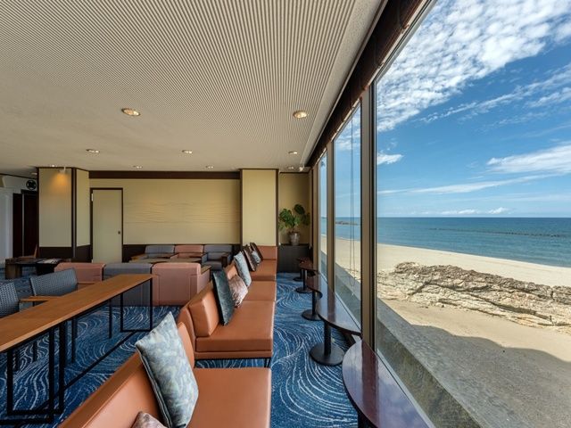 食事のお供は海の絶景♪