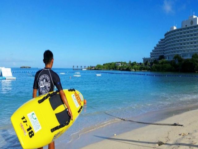 沖縄の綺麗なビーチやプールでお仕事しませんか？