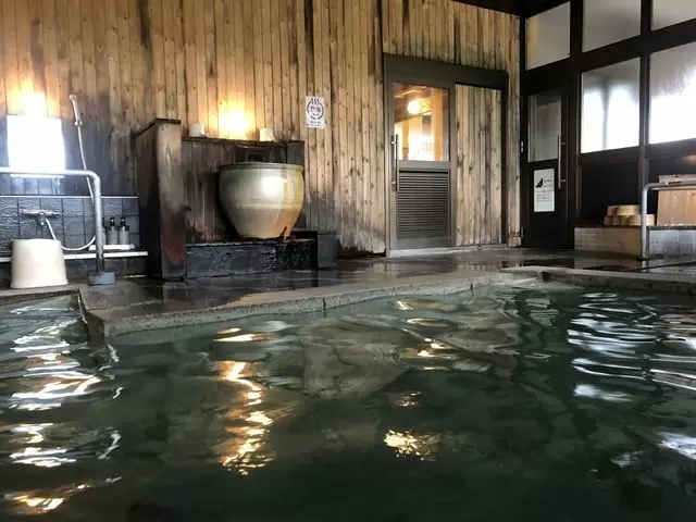 名湯と呼ばれる源泉かけ流しの大浴場が利用し放題です☆
