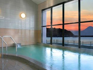 ≪夏は海！！×毎日絶景の温泉に入れます！！！≫優しいスタッフさんが多い安心な職場です♪