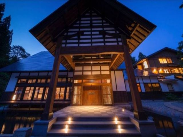 グッドデザイン賞受賞の古民家をリノベーションした宿。自然に囲まれた落ち着いた雰囲気です。