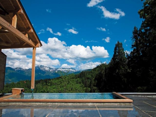 露天風呂。プロが選ぶ「絶景露天風呂第一位」を獲得した景色は圧巻のロケーションです。