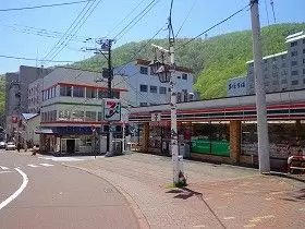 温泉街にはコンビニ、ドラックストアもあり便利