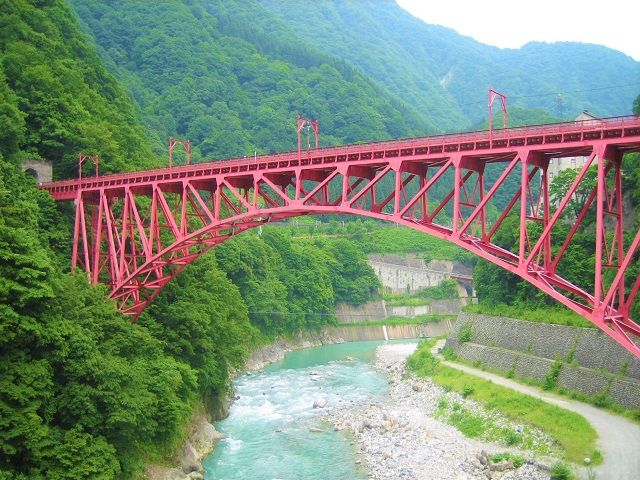 ～職場から駅まで徒歩5分～
コンビニも駅近くで便利です！