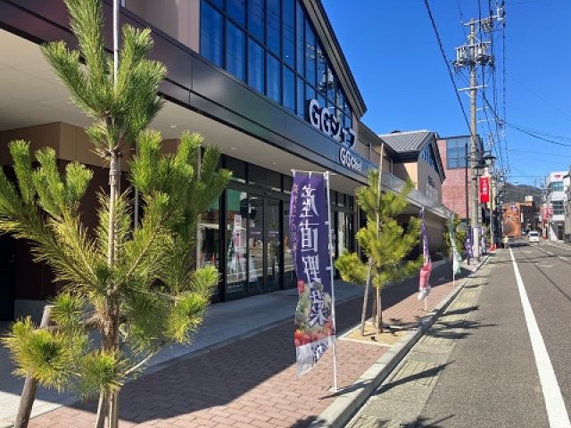 寮からコンビニ・スーパー・薬局も近く、買い物環境も良いです。
生活しやすい温泉地です。