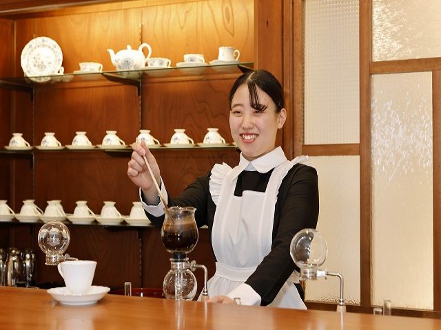 朝食は100年ほど前の当時の生活をイメージした洋装になります。