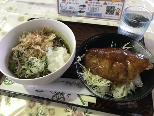 新潟名物の「ソースかつ丼」
とても美味しいので一度は食べてみてください♪