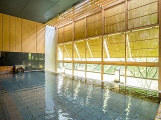 ＼Wi-Fi完備の個室寮／月収30万～稼げます◎洗礼されたレストランでの接客のお仕事♪