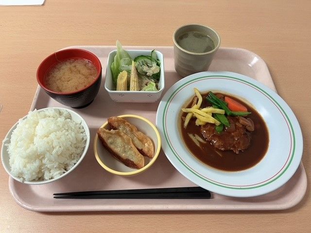食堂の食事は美味しいと評判★