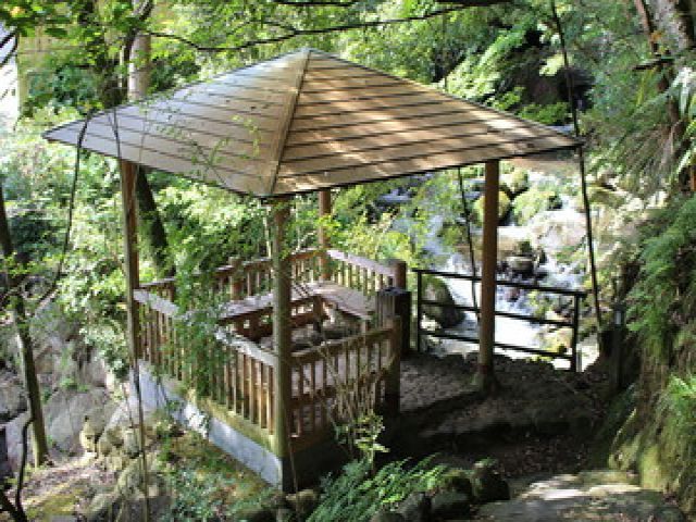 万葉公園はすぐ近く！