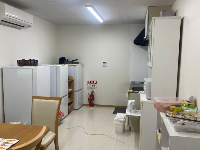 寮①　共同エリア（今は一人利用です）
冷蔵庫は一人1台！ダイニングにはテレビもついています