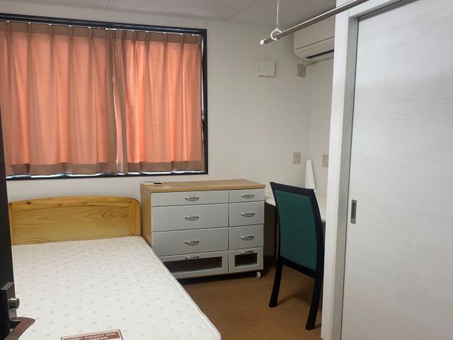 寮①　個室内
デスク・クローゼットもついていて快適な生活が可能です！