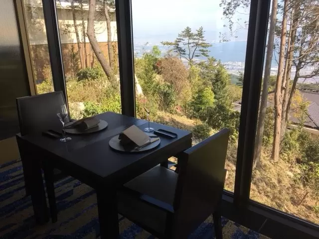 開放感のあるレストランでお仕事