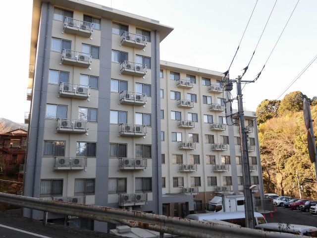 寮の外観です。寮の管理人さんもいらっしゃいます！