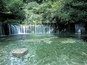 有名な観光地はもちろん、自然と一体化した造形物は、都会にない癒しを感じることができます…