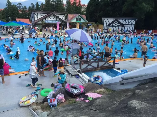 夏は屋外にプールを開放しており、休日は無料で利用できます♪