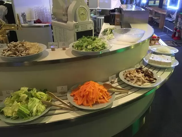 ディナーは鍋のビュッフェです!