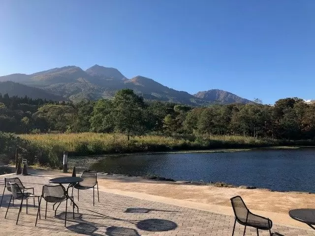 近くにある「いもり池」の水面に映る妙高山は非常に幻想的です!