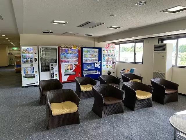施設内にくつろぎスペースがあります。こちらでもWIFIが繋がっております。