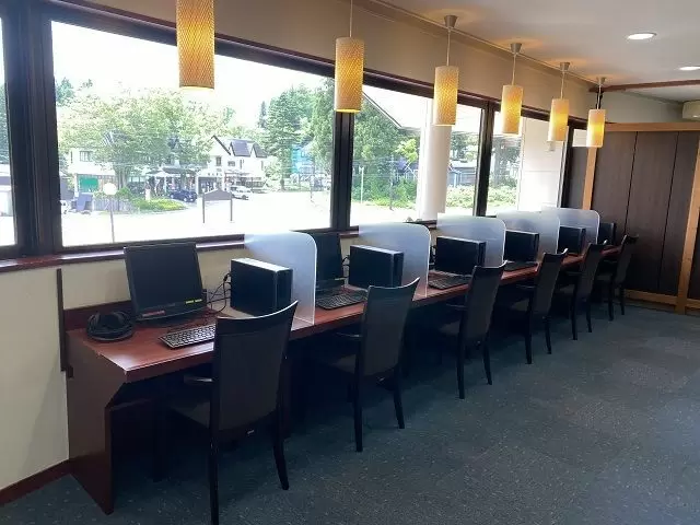 職場内には、PCコーナーがあり、お休みの時は無料でご利用いただけます。