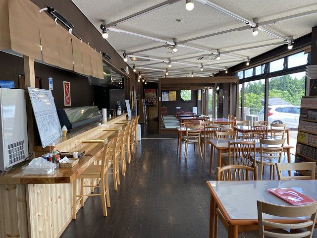 施設内レストランでは魚介メニューを中心に提供しています。