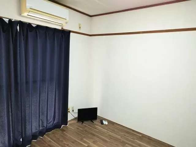 寮は個室で、
トイレお風呂付の広めのお部屋です。