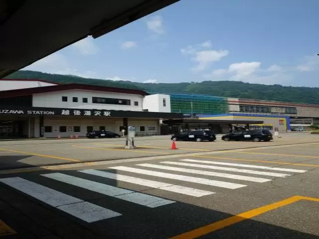 駅前には、コンビニ・ドラックストア・スーパーなどが有、生活環境〇