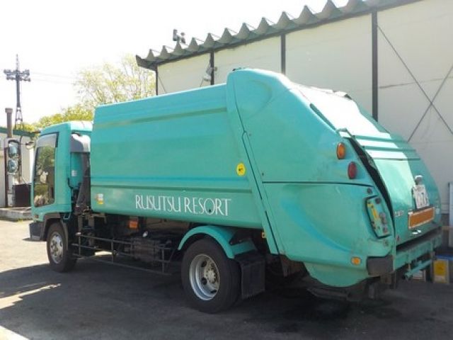 広大なルスツリゾートの敷地内を、車両を運転してゴミ回収を行います。