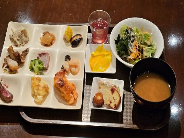 バイキングの残りを賄いとして食べれます☆
フルーツやお肉もあるかも！？