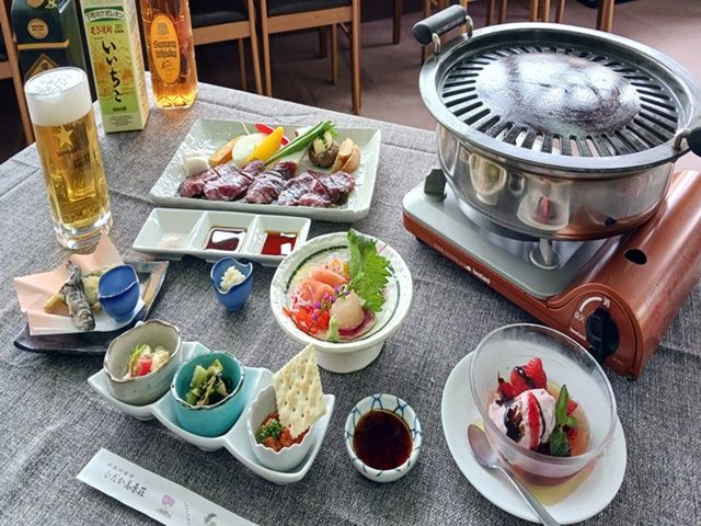 地産地消を題材に地物を活用した和洋食、各種宴会及び団体向けの大量調理が中心となります。