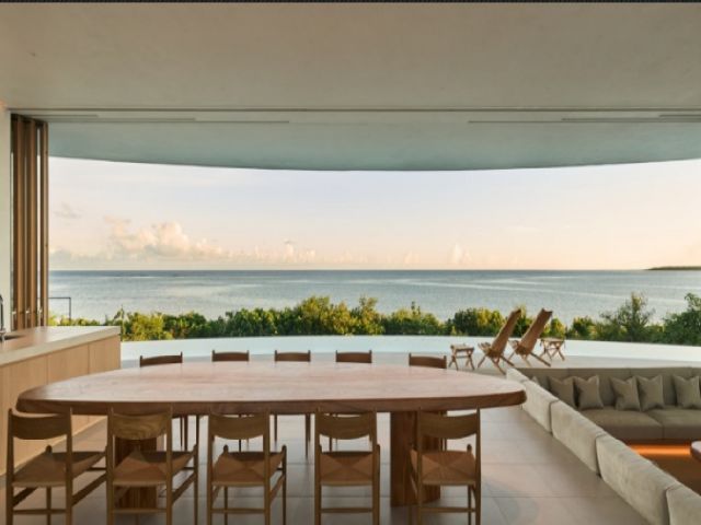 石垣の海を一望できるリビングルーム♪綺麗な海を眺めながらお仕事できちゃう！？