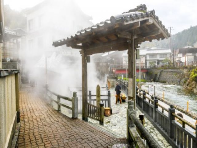 レトロな街並みの温泉街♪
日本屈指の高熱の湯で知られる荒湯の源泉温度は約98度！