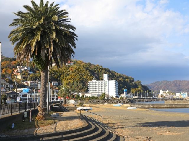 伊東のビーチも近く、夏休み期間にオススメの職場です！