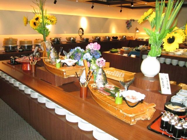 バイキングレストランでお食事提供しております