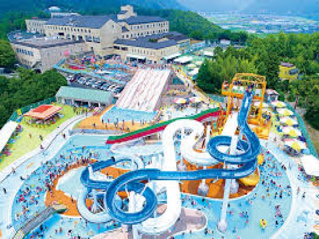 近くにはテーマパークもございます！