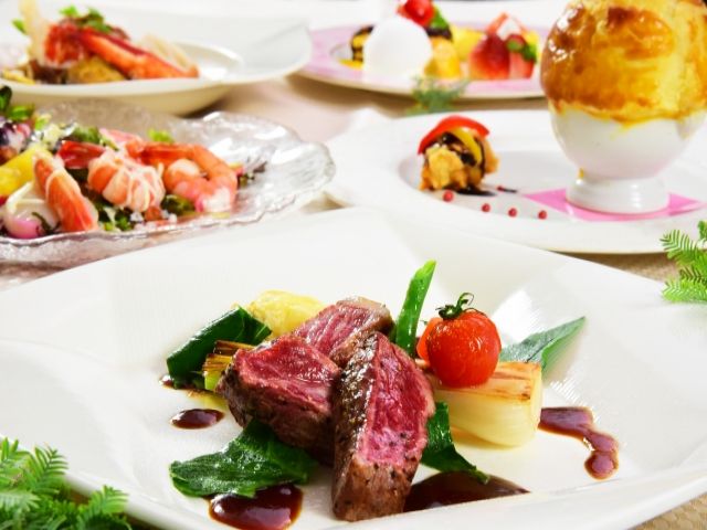 フレンチ料理をお任せします。仕込み、前菜から順番にお任せをしていきます。