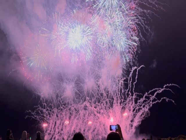 夏は花火もあがります