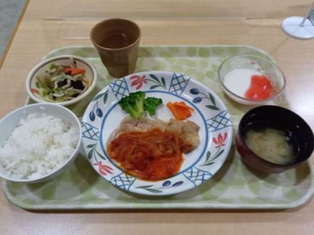 日替わり定食で栄養◎満足度高いご飯です♪