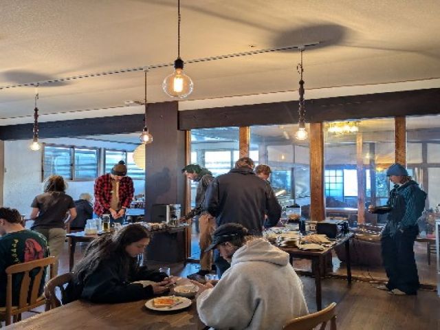 ～国際交流も盛んな職場～
働きながらお客様とコミュニケーションをとるのも楽しいですよ