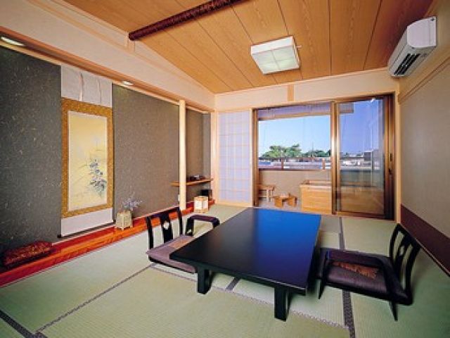 お客様と接客する機会が多いお仕事です。